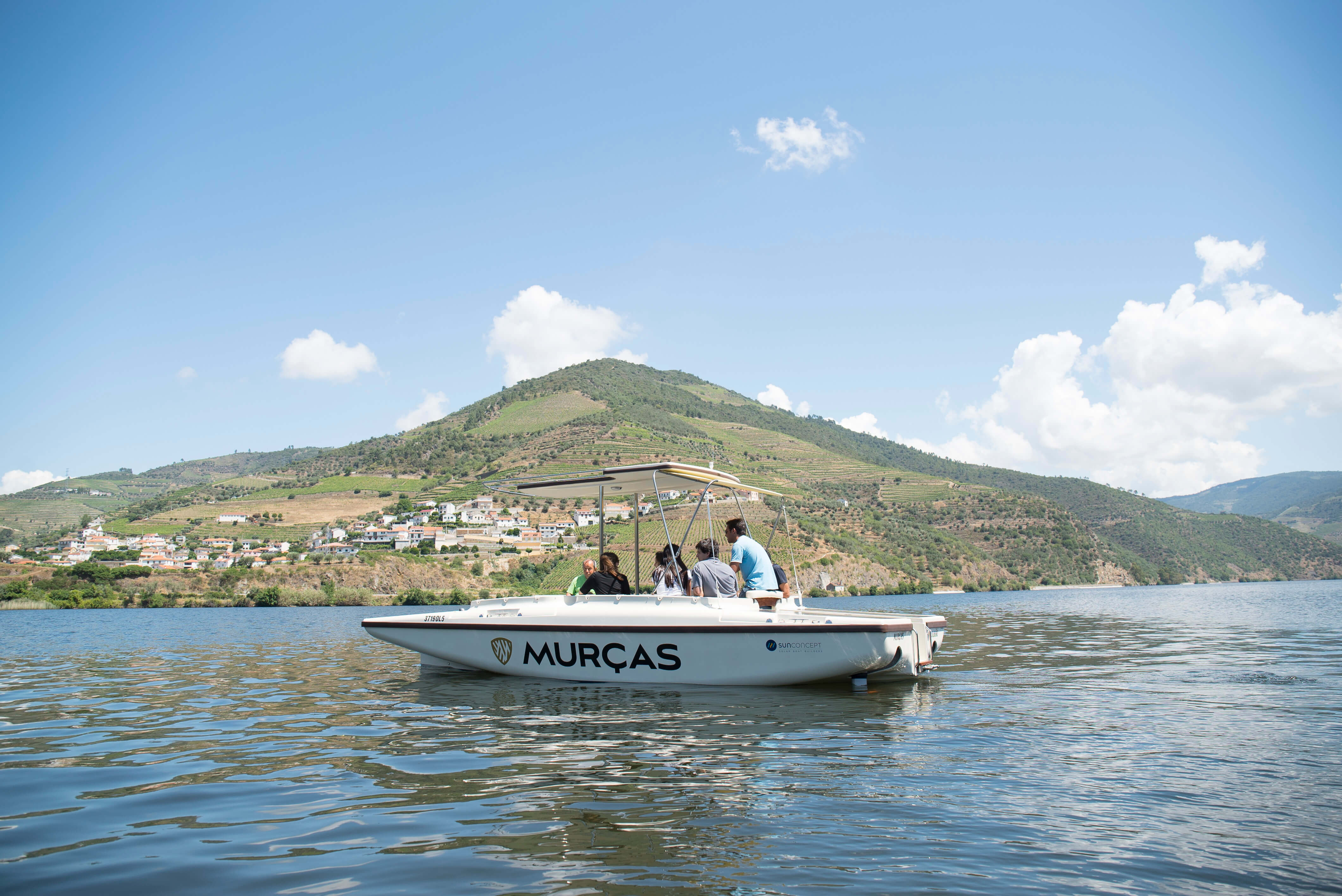 Passeio de barco solar pelas margens do Douro